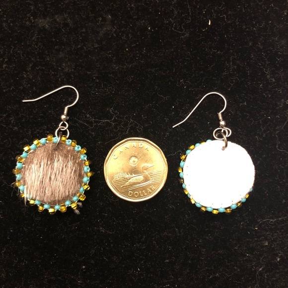 Seal skin earrings from Yellowknife, NWT - Picture 2 of 2